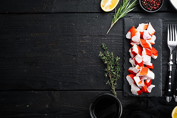 포토 JPG 해외이미지 그릇 포크 식재료 검은배경 사람없음 하이앵글 레몬 간장 종지 후추 로즈메리 맛살 백리향 살라미 카피스페이스 돌접시 해외포토 식기 접시 음식 뷰포인트 백그라운드 과일 검은색 공백 양념 허브 향신료 파일형식