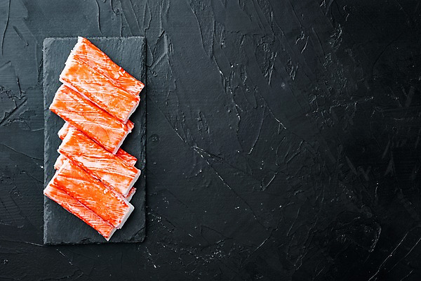 포토 JPG 해외이미지 식재료 검은배경 사람없음 하이앵글 맛살 카피스페이스 돌접시 해외포토 접시 음식 뷰포인트 백그라운드 검은색 공백 파일형식