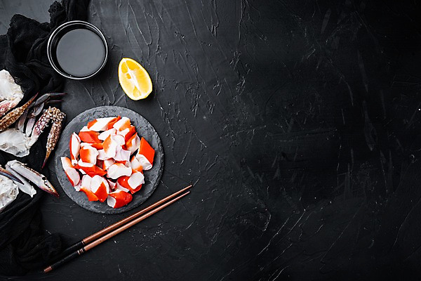 포토 JPG 해외이미지 식재료 검은배경 사람없음 하이앵글 게 레몬 간장 종지 나무젓가락 맛살 살라미 카피스페이스 돌접시 해외포토 그릇 접시 음식 뷰포인트 백그라운드 과일 젓가락 갑각류 검은색 공백 양념 파일형식