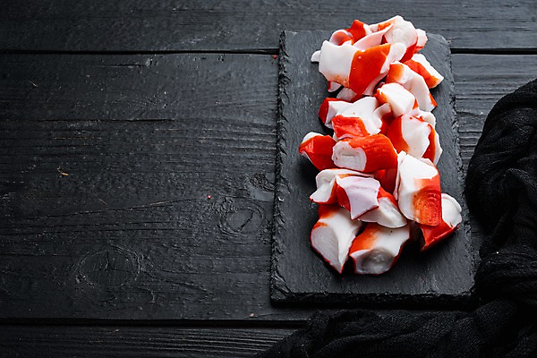 포토 JPG 해외이미지 식재료 검은배경 사람없음 맛살 살라미 카피스페이스 돌접시 해외포토 접시 음식 백그라운드 검은색 공백 파일형식