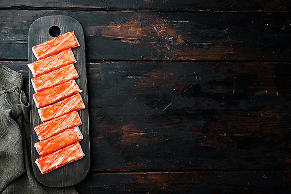 포토 JPG 해외이미지 식재료 사람없음 하이앵글 나무도마 나무탁자 맛살 카피스페이스 해외포토 음식 뷰포인트 탁자 도마 목재 공백 파일형식