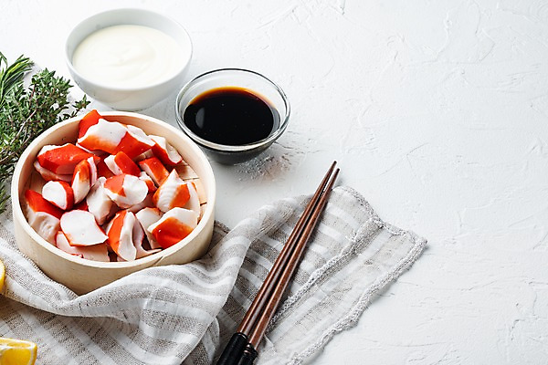 포토 JPG 해외이미지 식재료 사람없음 소쿠리 레몬 흰배경 간장 종지 로즈메리 나무젓가락 마요네즈 맛살 살라미 해외포토 그릇 음식 백그라운드 과일 젓가락 바구니 흰색 양념 소스_음식 허브 파일형식