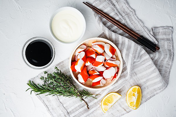 포토 JPG 해외이미지 식재료 사람없음 하이앵글 소쿠리 레몬 흰배경 간장 종지 로즈메리 나무젓가락 마요네즈 맛살 살라미 해외포토 그릇 음식 뷰포인트 백그라운드 과일 젓가락 바구니 흰색 양념 소스_음식 허브 파일형식