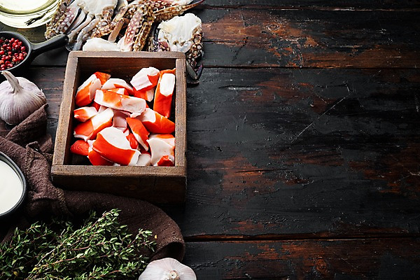 포토 JPG 해외이미지 식재료 마늘 사람없음 게 나무상자 후추 나무탁자 맛살 백리향 살라미 카피스페이스 해외포토 음식 채소 탁자 갑각류 상자 공백 향신료 파일형식