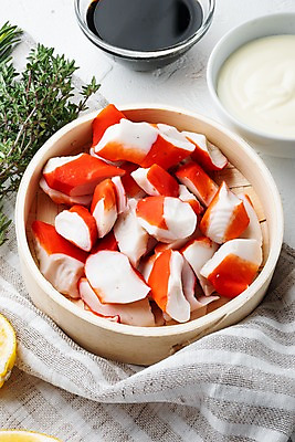 포토 JPG 해외이미지 식재료 사람없음 소쿠리 레몬 흰배경 간장 종지 마요네즈 맛살 백리향 살라미 해외포토 그릇 음식 백그라운드 과일 바구니 흰색 양념 소스_음식 파일형식