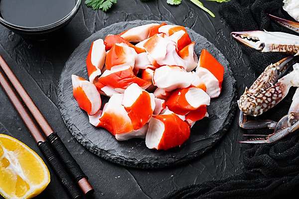 포토 JPG 해외이미지 식재료 검은배경 사람없음 게 레몬 간장 종지 나무젓가락 맛살 살라미 돌접시 해외포토 그릇 접시 음식 백그라운드 과일 젓가락 갑각류 검은색 양념 파일형식