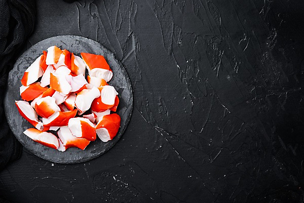 포토 JPG 해외이미지 식재료 검은배경 사람없음 하이앵글 맛살 살라미 카피스페이스 돌접시 해외포토 접시 음식 뷰포인트 백그라운드 검은색 공백 파일형식