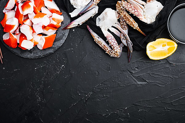 포토 JPG 해외이미지 식재료 검은배경 사람없음 하이앵글 게 레몬 간장 종지 맛살 살라미 카피스페이스 돌접시 해외포토 그릇 접시 음식 뷰포인트 백그라운드 과일 갑각류 검은색 공백 양념 파일형식