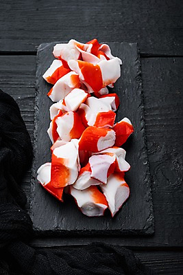 포토 JPG 해외이미지 식재료 검은배경 사람없음 맛살 살라미 돌접시 해외포토 접시 음식 백그라운드 검은색 파일형식