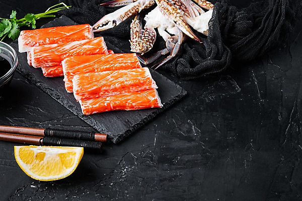 포토 JPG 해외이미지 식재료 검은배경 사람없음 게 레몬 간장 종지 나무젓가락 맛살 카피스페이스 돌접시 해외포토 그릇 접시 음식 백그라운드 과일 젓가락 갑각류 검은색 공백 양념 파일형식