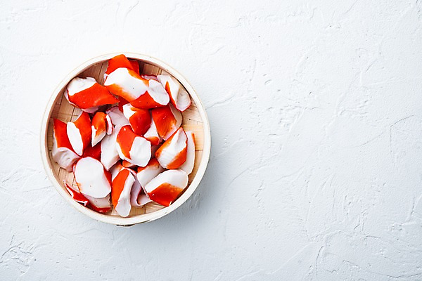 포토 JPG 해외이미지 식재료 사람없음 하이앵글 소쿠리 흰배경 맛살 살라미 카피스페이스 해외포토 음식 뷰포인트 백그라운드 바구니 공백 흰색 파일형식