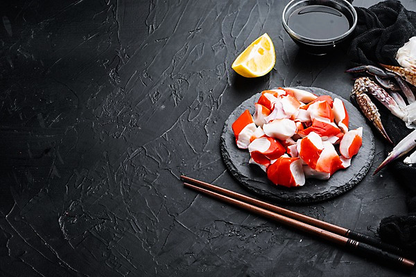 포토 JPG 해외이미지 식재료 검은배경 사람없음 하이앵글 게 레몬 간장 종지 나무젓가락 맛살 살라미 카피스페이스 돌접시 해외포토 그릇 접시 음식 뷰포인트 백그라운드 과일 젓가락 갑각류 검은색 공백 양념 파일형식