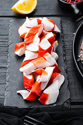 포토 JPG 해외이미지 포크 식재료 검은배경 사람없음 레몬 후추 맛살 살라미 돌접시 해외포토 식기 접시 음식 백그라운드 과일 검은색 향신료 파일형식