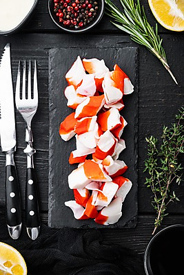 포토 JPG 해외이미지 그릇 포크 식재료 검은배경 사람없음 하이앵글 나이프 레몬 간장 종지 후추 로즈메리 마요네즈 맛살 백리향 살라미 돌접시 해외포토 식기 접시 음식 뷰포인트 백그라운드 과일 검은색 양념 소스_음식 칼 허브 향신료 파일형식