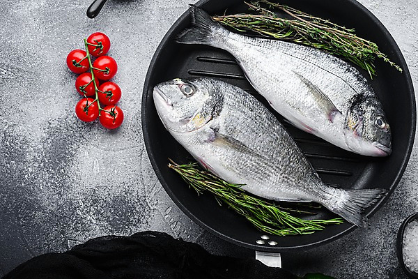 포토 JPG 해외이미지 음식 식재료 방울토마토 회색배경 실내 어류 요리 사람없음 하이앵글 프라이팬 도미 로즈메리 백리향 해외포토 뷰포인트 백그라운드 토마토 주방용품 내부 수중동물 회색 허브 파일형식