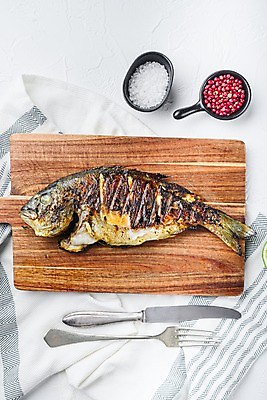 포토 JPG 해외이미지 음식 포크 식재료 실내 어류 요리 사람없음 하이앵글 나이프 흰배경 도미 소금 후추 나무도마 도미구이 해외포토 식기 뷰포인트 백그라운드 도마 내부 목재 수중동물 흰색 칼 향신료 생선구이 파일형식