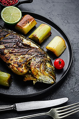 포토 JPG 해외이미지 접시 음식 포크 식재료 방울토마토 검은배경 실내 어류 요리 사람없음 나이프 도미 라임 후추 대파 도미구이 해외포토 식기 백그라운드 토마토 과일 내부 검은색 수중동물 칼 향신료 생선구이 파 파일형식