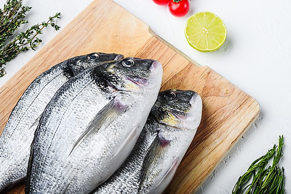 포토 JPG 해외이미지 음식 식재료 방울토마토 실내 어류 요리 사람없음 레몬 흰배경 도미 로즈메리 나무도마 백리향 해외포토 백그라운드 토마토 과일 도마 내부 목재 수중동물 흰색 허브 파일형식