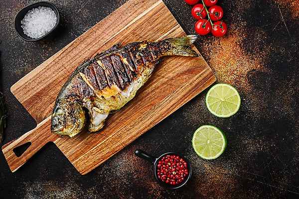 포토 JPG 해외이미지 음식 식재료 방울토마토 검은배경 실내 어류 요리 사람없음 하이앵글 도미 소금 라임 후추 나무도마 도미구이 해외포토 뷰포인트 백그라운드 토마토 과일 도마 내부 목재 검은색 수중동물 향신료 생선구이 파일형식