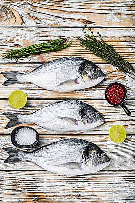 포토 JPG 해외이미지 음식 식재료 실내 어류 요리 사람없음 하이앵글 도미 소금 라임 후추 로즈메리 백리향 나무배경 해외포토 뷰포인트 백그라운드 과일 내부 수중동물 허브 향신료 파일형식