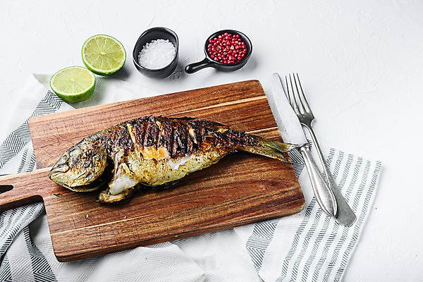 포토 JPG 해외이미지 음식 포크 식재료 실내 어류 요리 사람없음 나이프 흰배경 도미 소금 라임 후추 나무도마 도미구이 해외포토 식기 백그라운드 과일 도마 내부 목재 수중동물 흰색 칼 향신료 생선구이 파일형식