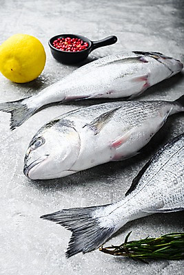 포토 JPG 해외이미지 음식 식재료 회색배경 실내 어류 요리 사람없음 레몬 도미 후추 해외포토 백그라운드 과일 내부 수중동물 회색 향신료 파일형식