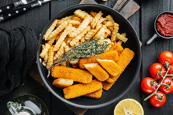 포토 JPG 해외이미지 그릇 음식 방울토마토 검은배경 실내 사람없음 하이앵글 튀김 감자튀김 레몬 나무도마 백리향 생선까스 생선튀김 해외포토 식기 뷰포인트 백그라운드 토마토 과일 감자 도마 내부 목재 검은색 커틀릿 파일형식