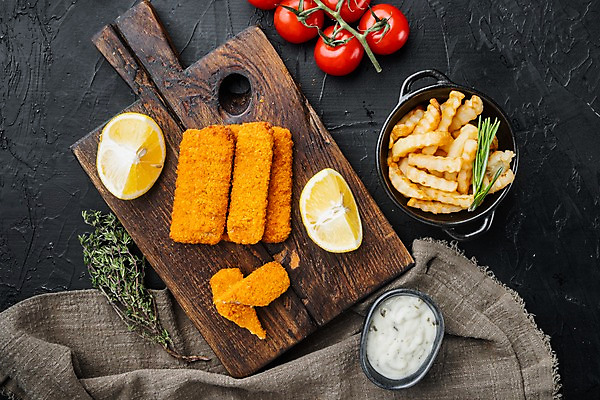 포토 JPG 해외이미지 그릇 음식 방울토마토 검은배경 실내 사람없음 하이앵글 튀김 감자튀김 레몬 나무도마 백리향 생선까스 생선튀김 타르타르소스 해외포토 식기 뷰포인트 백그라운드 토마토 과일 감자 도마 내부 목재 검은색 소스_음식 커틀릿 파일형식