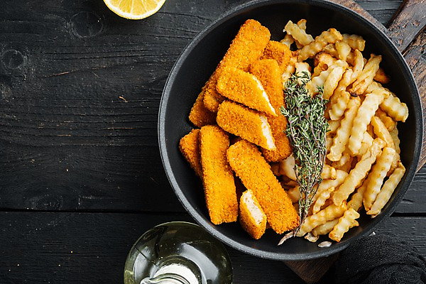 포토 JPG 해외이미지 그릇 음식 검은배경 실내 사람없음 하이앵글 튀김 감자튀김 올리브오일 백리향 생선까스 생선튀김 해외포토 식기 뷰포인트 백그라운드 감자 내부 검은색 커틀릿 기름_음식 파일형식