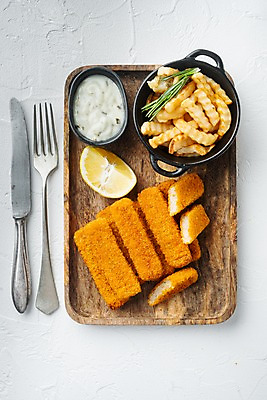 포토 JPG 해외이미지 그릇 음식 포크 실내 사람없음 하이앵글 튀김 감자튀김 나이프 레몬 담기 나무쟁반 생선까스 생선튀김 타르타르소스 플랫레이 해외포토 식기 뷰포인트 과일 모션 감자 쟁반 내부 목재 소스_음식 플랫 칼 커틀릿 파일형식