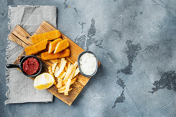 포토 JPG 해외이미지 음식 실내 사람없음 하이앵글 튀김 감자튀김 레몬 나무도마 생선까스 생선튀김 타르타르소스 카피스페이스 해외포토 뷰포인트 과일 감자 도마 내부 목재 공백 소스_음식 커틀릿 파일형식