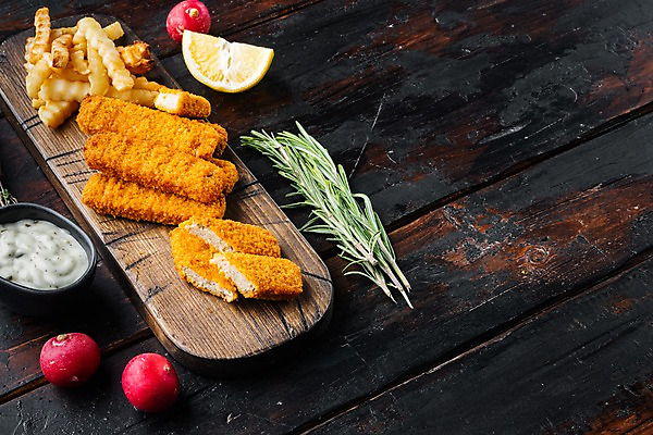 포토 JPG 해외이미지 음식 실내 사람없음 튀김 감자튀김 레몬 로즈메리 나무도마 생선까스 생선튀김 타르타르소스 적환무 카피스페이스 나무배경 해외포토 백그라운드 과일 감자 도마 내부 목재 공백 소스_음식 커틀릿 무 허브 파일형식