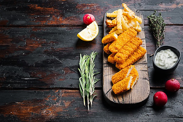 포토 JPG 해외이미지 음식 실내 사람없음 튀김 감자튀김 레몬 로즈메리 나무도마 백리향 생선까스 생선튀김 타르타르소스 적환무 카피스페이스 나무배경 해외포토 백그라운드 과일 감자 도마 내부 목재 공백 소스_음식 커틀릿 무 허브 파일형식