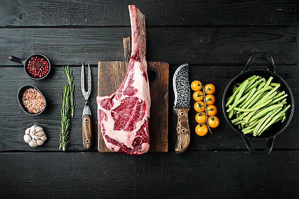 포토 JPG 해외이미지 그릇 식재료 방울토마토 검은배경 실내 생고기 사람없음 하이앵글 소고기 신선 칼 아스파라거스 로즈메리 나무도마 통마늘 통후추 플랫레이 핑크솔트 토마호크 해외포토 식기 뷰포인트 백그라운드 토마토 채소 도마 마늘 육류 내부 목재 검은색 플랫 허브 소금 후추 파일형식