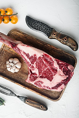 포토 JPG 해외이미지 포크 식재료 방울토마토 실내 생고기 사람없음 하이앵글 소고기 신선 칼 흰배경 고기포크 나무쟁반 통마늘 토마호크 해외포토 식기 뷰포인트 백그라운드 토마토 쟁반 마늘 육류 내부 목재 흰색 파일형식