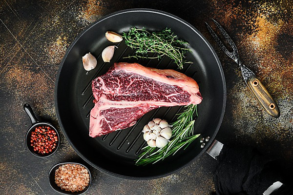 포토 JPG 해외이미지 포크 식재료 실내 생고기 사람없음 소고기 신선 프라이팬 로즈메리 고기포크 백리향 통마늘 통후추 티본스테이크 핑크솔트 해외포토 식기 주방용품 마늘 육류 스테이크 내부 허브 소금 후추 파일형식