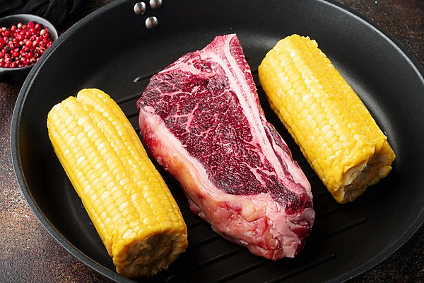 포토 JPG 해외이미지 식재료 실내 생고기 옥수수 사람없음 소고기 신선 프라이팬 로즈메리 통후추 티본스테이크 해외포토 주방용품 곡류 육류 스테이크 내부 허브 후추 파일형식