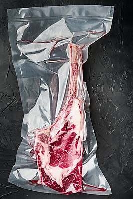 포토 JPG 해외이미지 식재료 포장 검은배경 실내 생고기 사람없음 소고기 신선 진공 토마호크 진공포장 해외포토 백그라운드 육류 내부 검은색 파일형식