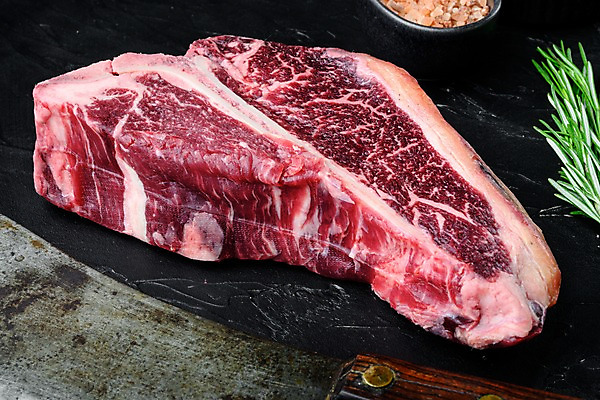 포토 JPG 해외이미지 식재료 검은배경 실내 생고기 사람없음 소고기 신선 로즈메리 티본스테이크 해외포토 백그라운드 육류 스테이크 내부 검은색 허브 파일형식