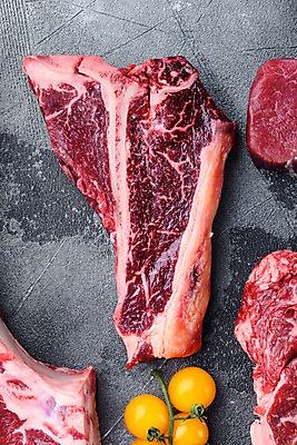 포토 JPG 해외이미지 식재료 방울토마토 회색배경 실내 생고기 사람없음 소고기 신선 티본스테이크 해외포토 백그라운드 토마토 육류 스테이크 내부 회색 파일형식