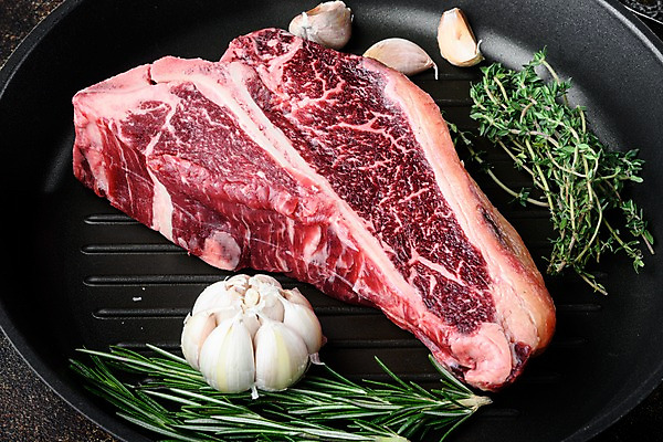 포토 JPG 해외이미지 식재료 실내 생고기 사람없음 소고기 신선 프라이팬 로즈메리 백리향 통마늘 티본스테이크 해외포토 주방용품 마늘 육류 스테이크 내부 허브 파일형식
