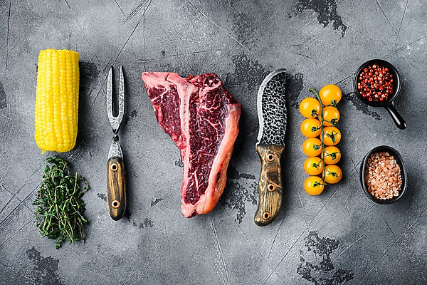 포토 JPG 해외이미지 포크 식재료 방울토마토 회색배경 실내 생고기 옥수수 사람없음 하이앵글 소고기 신선 칼 고기포크 백리향 통후추 티본스테이크 플랫레이 카피스페이스 핑크솔트 해외포토 식기 뷰포인트 백그라운드 토마토 곡류 육류 스테이크 내부 공백 회색 플랫 소금 후추 파일형식