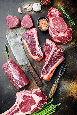 포토 JPG 해외이미지 포크 식재료 실내 종류 생고기 사람없음 소고기 신선 칼 아스파라거스 로즈메리 고기포크 안심스테이크 통마늘 티본스테이크 플랫레이 핑크솔트 토마호크 해외포토 식기 채소 마늘 육류 스테이크 내부 플랫 허브 소금 파일형식