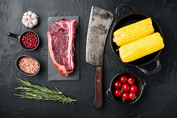 포토 JPG 해외이미지 그릇 식재료 방울토마토 검은배경 실내 생고기 옥수수 사람없음 소고기 신선 칼 로즈메리 돌판 통마늘 통후추 티본스테이크 핑크솔트 해외포토 식기 백그라운드 토마토 곡류 마늘 육류 스테이크 내부 검은색 돌_바위 허브 소금 후추 파일형식