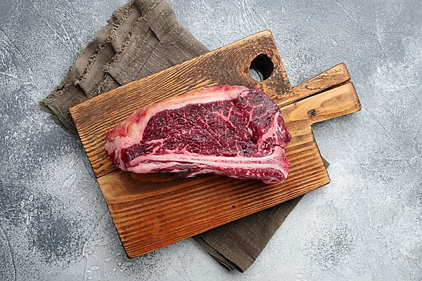 포토 JPG 해외이미지 식재료 회색배경 실내 생고기 사람없음 하이앵글 소고기 신선 나무도마 티본스테이크 해외포토 뷰포인트 백그라운드 도마 육류 스테이크 내부 목재 회색 파일형식