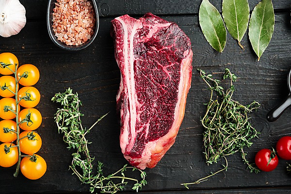 포토 JPG 해외이미지 식재료 방울토마토 검은배경 실내 생고기 사람없음 소고기 신선 백리향 통마늘 티본스테이크 핑크솔트 해외포토 백그라운드 토마토 마늘 육류 스테이크 내부 검은색 소금 파일형식