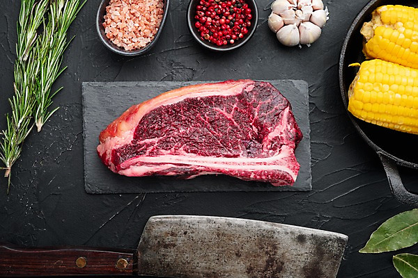 포토 JPG 해외이미지 그릇 식재료 검은배경 실내 생고기 옥수수 사람없음 소고기 신선 칼 로즈메리 돌판 통마늘 통후추 티본스테이크 핑크솔트 해외포토 식기 백그라운드 곡류 마늘 육류 스테이크 내부 검은색 돌_바위 허브 소금 후추 파일형식