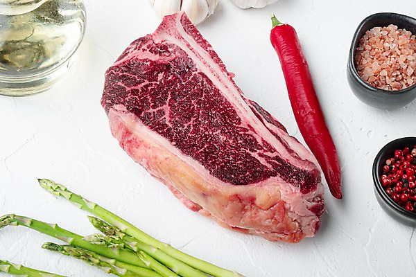 포토 JPG 해외이미지 식재료 실내 생고기 사람없음 소고기 신선 올리브오일 흰배경 아스파라거스 홍고추 로즈메리 통후추 티본스테이크 핑크솔트 해외포토 백그라운드 채소 고추 육류 스테이크 내부 흰색 기름_음식 허브 소금 후추 파일형식