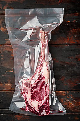 포토 JPG 해외이미지 식재료 포장 실내 생고기 사람없음 소고기 신선 진공 나무배경 토마호크 진공포장 해외포토 백그라운드 육류 내부 파일형식
