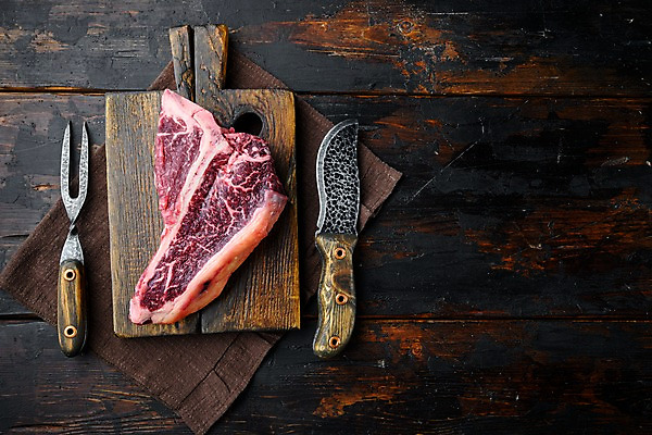 포토 JPG 해외이미지 포크 식재료 실내 생고기 사람없음 소고기 식탁보 칼 고기포크 나무도마 티본스테이크 카피스페이스 나무배경 해외포토 식기 백그라운드 도마 육류 스테이크 내부 목재 공백 파일형식
